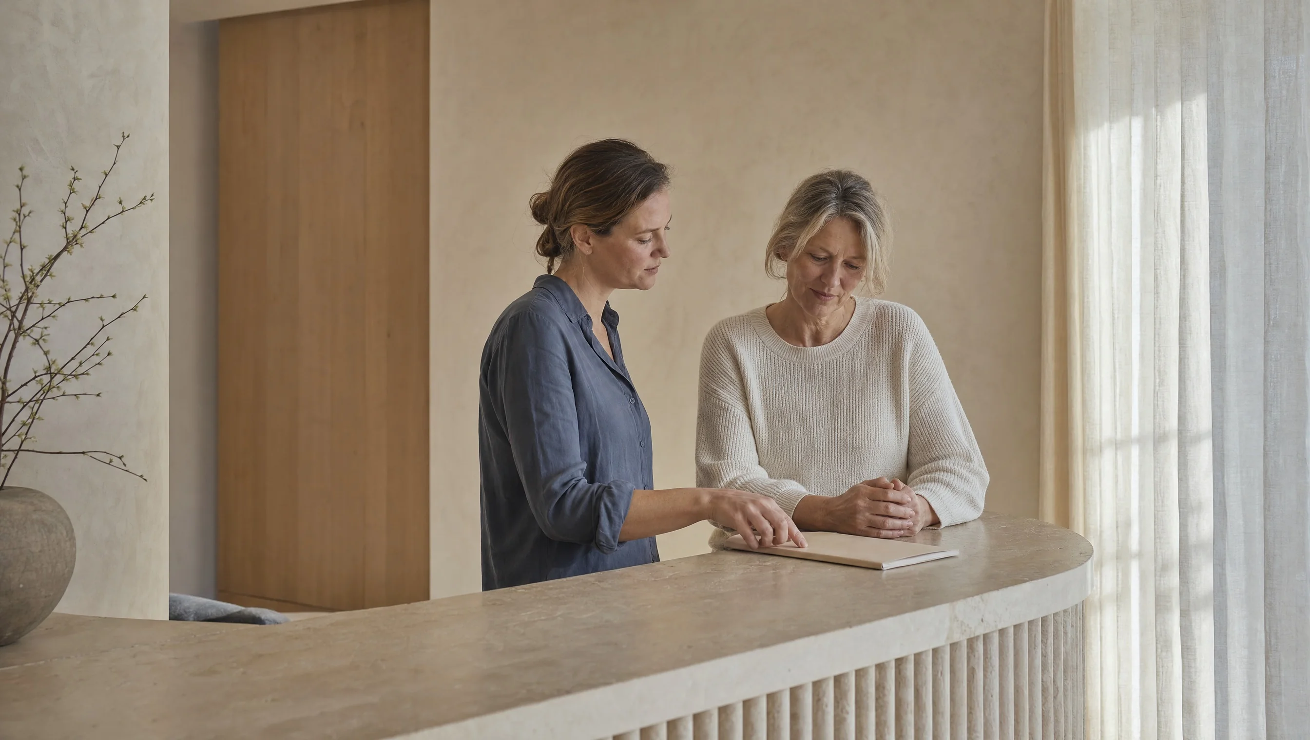 Twee teamleden bespreken de voorbereiding en het klantgesprek
