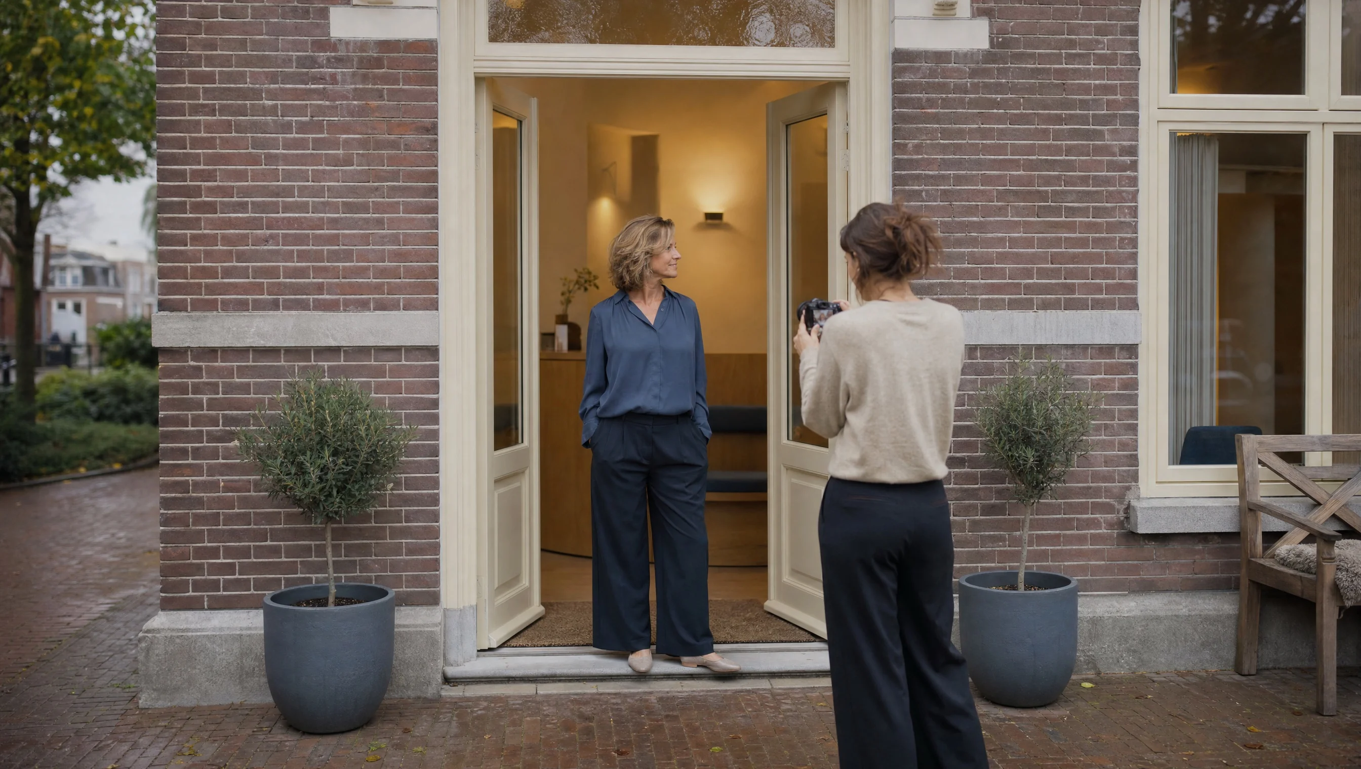 Een ondernemer wordt bij haar ingang gefotografeerd voor haar locatiemateriaal